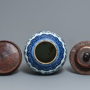 Un plat et un vase en porcelaine de Chine bleu et blanc à décor floral, Kangxi et 19ème — photo 8