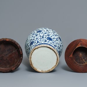 Un plat et un vase en porcelaine de Chine bleu et blanc à décor floral, Kangxi et 19ème — photo 9