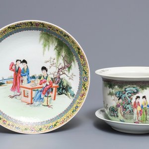 Un plat et une jardinière sur support en porcelaine de Chine famille rose, République, 20ème — photo 1