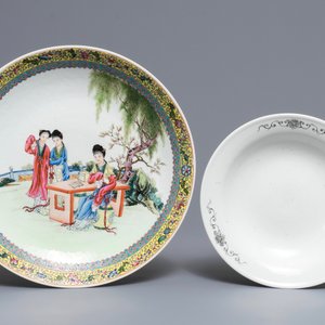 Un plat et une jardinière sur support en porcelaine de Chine famille rose, République, 20ème — photo 2
