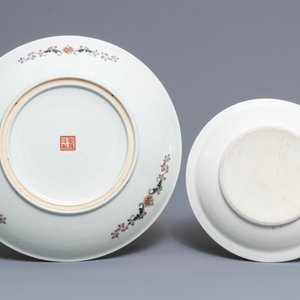 Un plat et une jardinière sur support en porcelaine de Chine famille rose, République, 20ème — photo 3