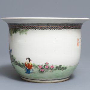 Un plat et une jardinière sur support en porcelaine de Chine famille rose, République, 20ème — photo 7