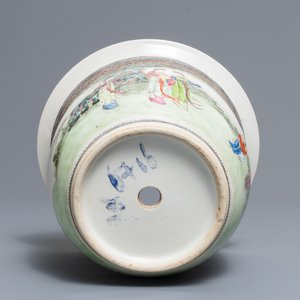 Un plat et une jardinière sur support en porcelaine de Chine famille rose, République, 20ème — photo 8
