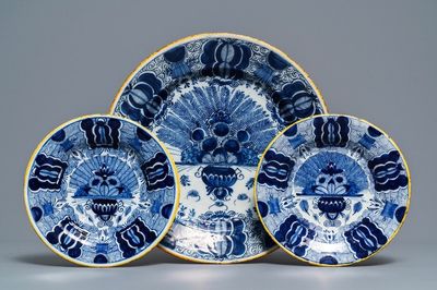 Un plat et une paire d'assiettes en faïence de Delft bleu et blanc, 18ème