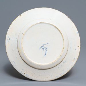 Un plat et une paire d'assiettes en faïence de Delft bleu et blanc, 18ème — photo 5