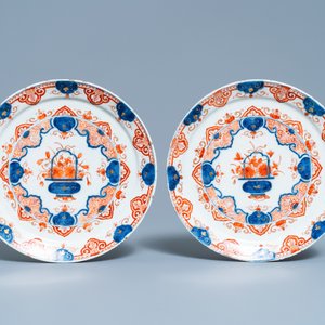 Un plat et une paire d'assiettes en faïence de Delft doré, début du 18ème — photo 4