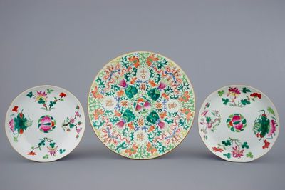 Un plat et une paire d'assiettes en porcelaine de Chine, 19ème