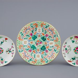Un plat et une paire d'assiettes en porcelaine de Chine, 19ème — photo 1