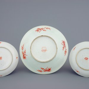 Un plat et une paire d'assiettes en porcelaine de Chine, 19ème — photo 2