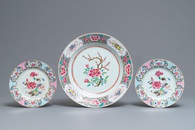 Un plat et une paire d'assiettes en porcelaine de Chine famille rose à décor floral, Qianlong