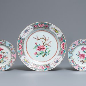 Un plat et une paire d'assiettes en porcelaine de Chine famille rose à décor floral, Qianlong — photo 1