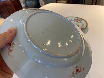 Un plat et une paire d'assiettes en porcelaine de Chine famille rose, Yongzheng — photo 10