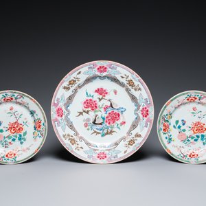 Un plat et une paire d'assiettes en porcelaine de Chine famille rose, Yongzheng — photo 2