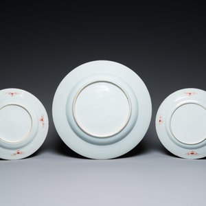 Un plat et une paire d'assiettes en porcelaine de Chine famille rose, Yongzheng — photo 3
