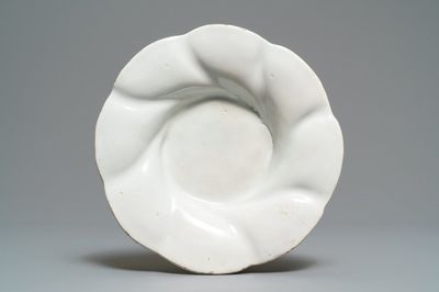 Un plat godronné en faïence blanche de Delft, 17ème