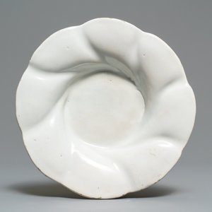Un plat godronné en faïence blanche de Delft, 17ème — photo 1
