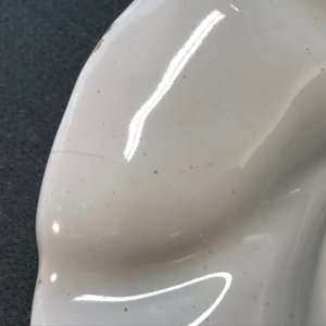 Un plat godronné en faïence blanche de Delft, 17ème — photo 4