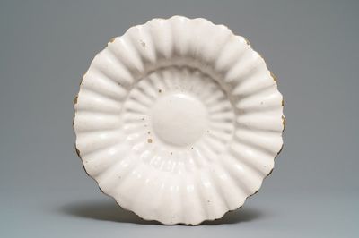 Un plat godronné en faïence blanche de Delft, 17ème