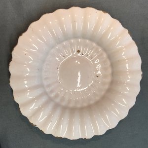 Un plat godronné en faïence blanche de Delft, 17ème — photo 4
