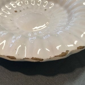 Un plat godronné en faïence blanche de Delft, 17ème — photo 6