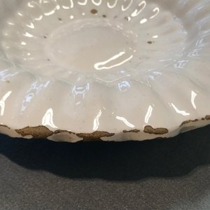 Un plat godronné en faïence blanche de Delft, 17ème — photo 7