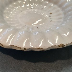 Un plat godronné en faïence blanche de Delft, 17ème — photo 8
