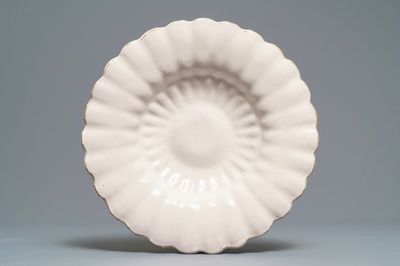 Un plat godronné en faïence blanche de Delft, 17ème