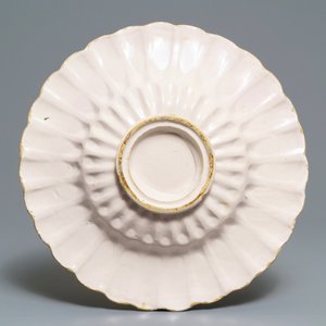Un plat godronné en faïence blanche de Delft, 17ème — photo 2