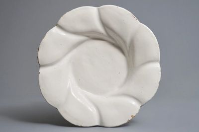 Un plat godronné en faïence blanche de Delft, 17ème