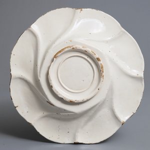 Un plat godronné en faïence blanche de Delft, 17ème — photo 2