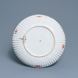 Un plat godronné en faïence de Delft dorée à décor d'un paysage en chinoiserie, 1er quart du 18ème — photo 2