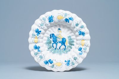 Un plat godronné en faïence de Delft polychrome à décor d'un homme sur cheval, fin du 17ème