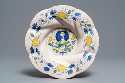 Un plat godronné en faïence de Delft polychrome au portrait de la Reine Marie, 17ème