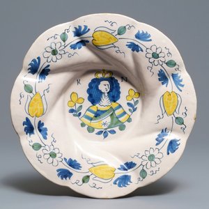 Un plat godronné en faïence de Delft polychrome au portrait de la Reine Marie, 17ème — photo 1