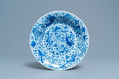 Un plat godronné en porcelaine de Chine en bleu et blanc à décor de poissons, Chine, Kangxi