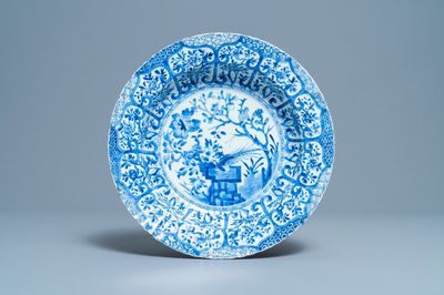 Un plat godronné en porcelaine de Chine en bleu et blanc, Kangxi