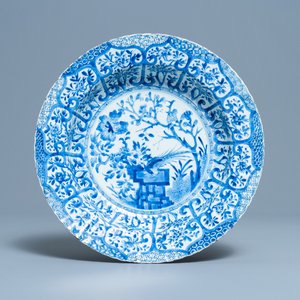 Un plat godronné en porcelaine de Chine en bleu et blanc, Kangxi — photo 1