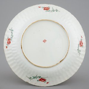 Un plat godronné en porcelaine de Chine famille verte, Kangxi, 18ème — photo 2