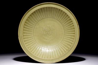 Un plat godronné en porcelaine de Chine Longquan céladon, Ming