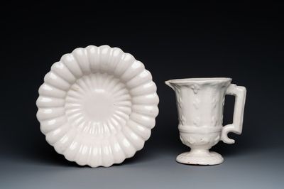 Un plat godronné et une verseuse en faïence blanche monochrome, Delft et Nevers, fin du 17ème