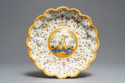 Un plat godronné sur piedouche en majolique de Haarlem à décor de grotesques, Willem Jansz Verstraeten, Haarlem, vers 1650