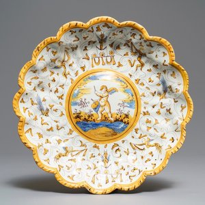 Un plat godronné sur piedouche en majolique de Haarlem à décor de grotesques, Willem Jansz Verstraeten, Haarlem, vers 1650 — photo 1