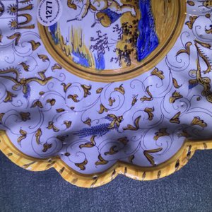 Un plat godronné sur piedouche en majolique de Haarlem à décor de grotesques, Willem Jansz Verstraeten, Haarlem, vers 1650 — photo 11