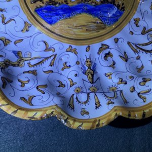 Un plat godronné sur piedouche en majolique de Haarlem à décor de grotesques, Willem Jansz Verstraeten, Haarlem, vers 1650 — photo 10
