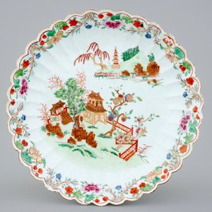 Un plat godronné sur pieds en porcelaine de Chine famille rose, Qianlong, 18ème — photo 2