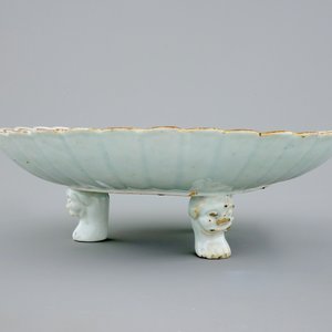 Un plat godronné sur pieds en porcelaine de Chine famille rose, Qianlong, 18ème — photo 3