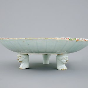 Un plat godronné sur pieds en porcelaine de Chine famille rose, Qianlong, 18ème — photo 4
