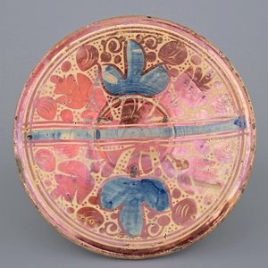 Un plat Hispano-Mauresque à décor lustré et bleu, 16ème siècle — photo 1