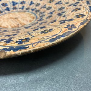 Un plat 'IHS' hispano-mauresque à émail lustré, Manises, Espagne, 15ème — photo 11