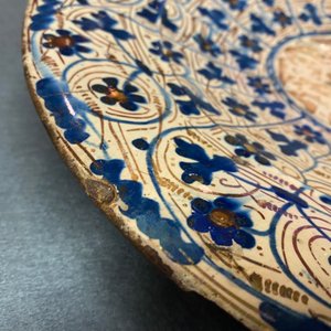 Un plat 'IHS' hispano-mauresque à émail lustré, Manises, Espagne, 15ème — photo 18